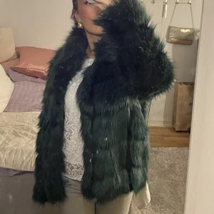 Grön pälsjacka  - Svinsnygg och varm grön pälsjacka! Perfekt till höst & vinter. Kan gå ner i pris vid snabb affär 🤍