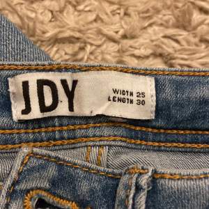 Lowaist/midwaist jeans från Nelly💓💓midjemått rakt över: 30 cm Innerbenslängd: 74 cm. De är bootcut/straight och säljer för de är lite korta för mig som är 160💓hör av dig om du är intresserad!