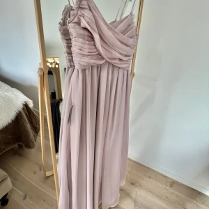 Rosa klänning  - Helt ny! Rosa klänning storlek:S