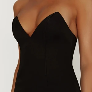 Korsettklänning från Meshki - Oanvänd svart korsettklänning från Meshki. Otroligt vacker, skön och med väldigt bra kvalitet. Säljs pga för liten för mig.   Strl: 36    Skickar fler bilder om så önskas!