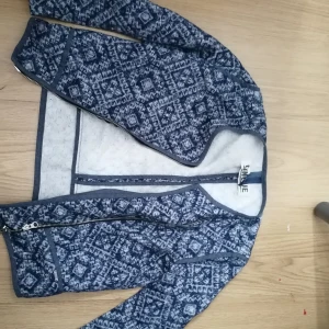 Tröja  - En tröja som inte kommer till användning längere 🥰förlåt för min kamera skriv gärna och fråga om fler bilder🤗