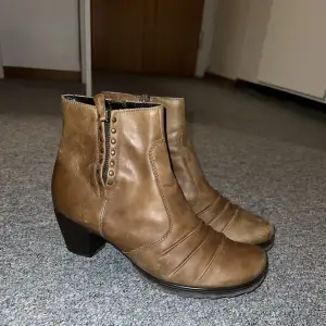 Säljer dessa ljusbruna boots/stövlar med klack! Skick 7/10 🤎