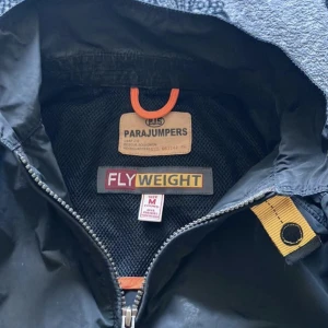 Para jumper  - Para jumper vind jacka som sitter väldigt bra när man har den på sig använd fåtal gånger och passar dom flesta eftersom den är lite stretchig. Ju större strl ju mer tajt, den forar efter kroppen 