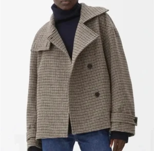 Arket jacka  - Säljer min slutsålda arket jacka! Passar perfekt på mig som har storlek XS-S och är som ny 💓💓bilderna är lånade!