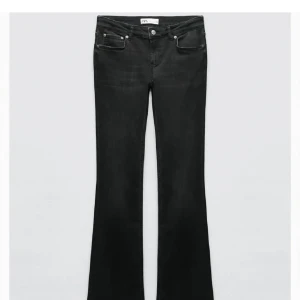 Jeans  - Säljer dessa populära zara jeansen för att de tyvärr är för stora för mig💞