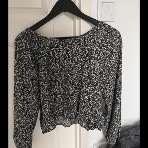 Blus  - En jätte söt svartvit blommig blus från märket Ü🤍 Storlek 158-164, passar XS och S🤍 Nästan aldrig använd, jätte bra skick🤍