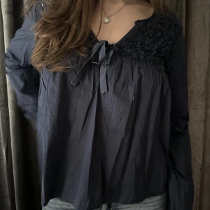 Oss molly blus - Fin Odd molly blus i mörkblå färg. Blusen har paljetter på överdelen. Storlek xs men sitter bra på mig som vanligtvis bär s och är 165 cm lång. Bra skick💙