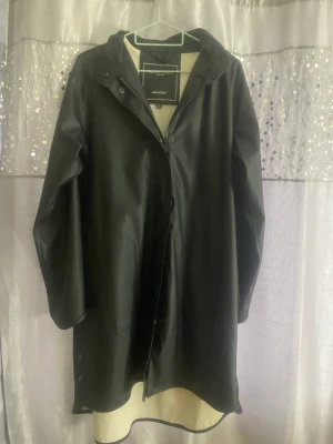 Regn jacka - Säljer min rengn jacka då jag inte fick nån användning av den. Endast använd vid ett tillfälle. Nästen som helt ny.