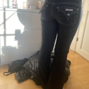 Lågmidjade bootcut jeans - Snygga lågmidjade bootcut jeans från Hudson!  W28 