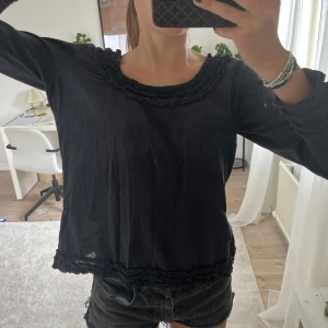 Svart Blus - Säljer denna otroligt drömiga blus!💫😍är i ett linne likadanes material🥰