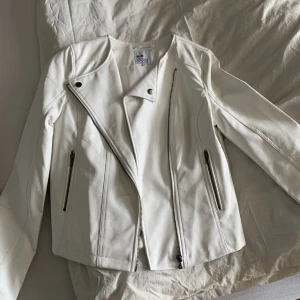 Skinnjacka - Säljer denna vita skinnjacka från Even & Odd i storlek M. Lite liten i storlek så passar S också.  Säljer för 100kr + frakt.