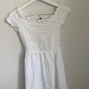 Gullig klänning från HM, den är off shoulders, perfekt till student, skolavslutning eller bara fin sommar klänning!!  Ord: 300