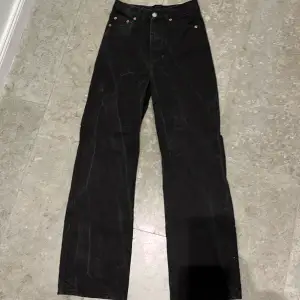 Säljer dessa superfina svarta jeans från Dr denim. Använda 2-5 ggr och säljs pga att de inte kommit till användning. Sträcken på benen är pga att de legat ihopvikta i garderoben så går bort vid tvätt eller att de rätar ut sig. Strl 24 midja och 30 längd. 