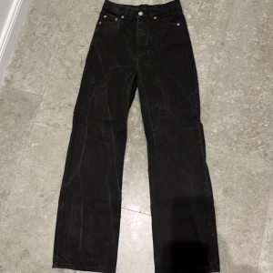 Svarta jeans, Echo dr. Denim - Säljer dessa superfina svarta jeans från Dr denim. Använda 2-5 ggr och säljs pga att de inte kommit till användning. Sträcken på benen är pga att de legat ihopvikta i garderoben så går bort vid tvätt eller att de rätar ut sig. Strl 24 midja och 30 längd. 
