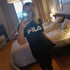 Fila-tshirt - Oanvänd men lapparna är bortklippta. Storlek XS/34 men passar även en S/36 beroende på hur man vill att den ska sitta.