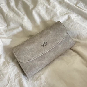 Plånbok - Liten ljusgrå plånbok/clutch bag från Fritzi Aus Preuben💞Använd 1 gång Nypris: 310