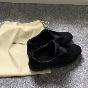 Axel Arigato skor - Hej säljer nu mina Axel arigato skor. De är i helt okej skick och har mycket kvar att ge. Det är storlek 42 men passar även högre… Hör av er vid frågor! Priset är inte hugget i sten och tar även emot byten!!