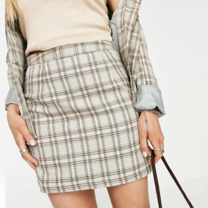 Helt ny fin kjol (prislapp kvar) - Fin helt ny kjol, salviagrön färg, prislapp kvar. Både avslappnad stil och kostymkjol. Ursprungligt pris: 299 kr