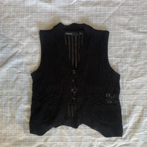 Svart virkad väst - Svart virkad/ stickad topp. Storlek S. Frakt tillkommer 💘