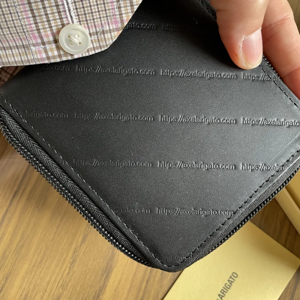 Plånbok i svart läder från Axel Arigato med både sedel- och myntfack. Inköpt 2020 för ca 1000kr och aldrig använd. Möts i Stockholm eller skickar med postnord.. Accessoarer.