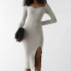 Ljusgrå stickad klänning  - Prislappen kvar nypris 599 kr  Storlek S