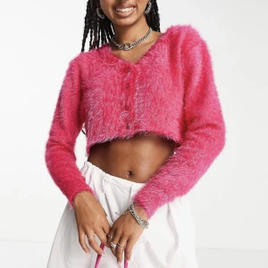 Helt ny fluffig tröja/kofta (prislapp kvar) - Super cute fluffig rosa kofta/tröja. Helt oanvänd med prislapp kvar. Stretchig så den är flexibel mellan storlekarna utan att sitta varken för tight eller löst. Ursprungligt pris: 189 kr
