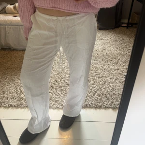 Linnebyxor  - Säljer mina lågmidjade linnebyxor från hm. 150kr+frakt. Storlek M, jag är 170cm. Aldrig använda 
