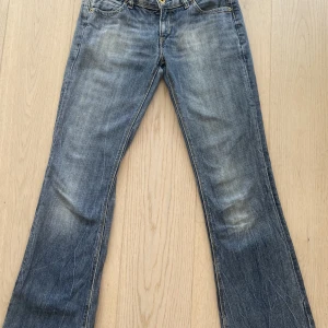 Levi’s jeans - Säljer mina lågmidjade och sjukt snygga och Levis Jeans.  Modell: 572 bootcut Storlek: 28/32 (rätt längd för mig som är 170, men för små i midjan som brukar ha 28) 