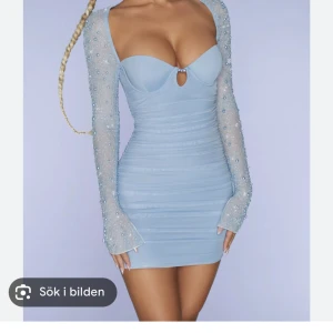 Oh polly klänning  - Jätte fin blå oh polly klänning  Använd endast 1 gång på nyår. Säljer billigt för vill bli av med snabbt!!