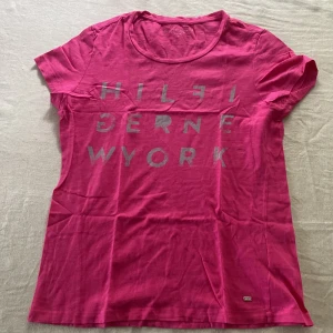 Tommy Hilfiger Tshirt rosa - Tommy Hilfiger Tshirt rosa. Strl XS.