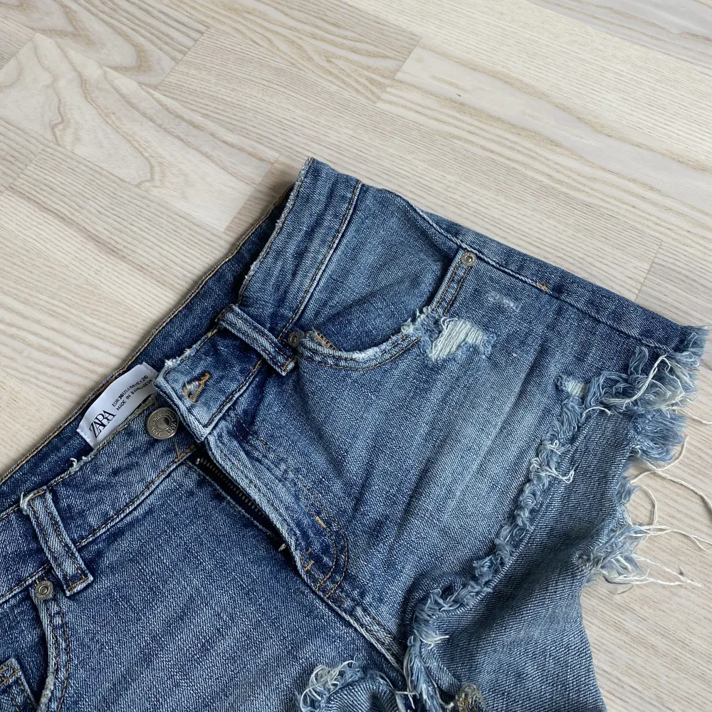Säljer dessa snygga jeansshorts från Zara!! Modellen är lowwaist så de passar perfekt nu till sommaren!⚡️❣️  Köparen står för frakt. Shorts.