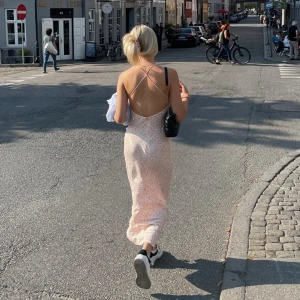 Långklänning Zara - Säljer min superfina vit- och rosablommig satinklänning från Zara, Maxilängd och öppen i ryggen.  Storlek Xs. Mina egna bilder. 