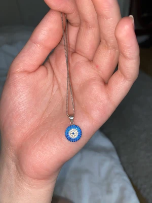 Silver öghalsband - Silver öga halsband. Använd ett par gånger men är som helt ny.  Material: 925 sterling silver