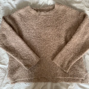 •Mysig stickad tröja• - En jätte mysig stickad tröja,en tröja jag har älskat men inte andvänder så mycket längre, säljer eftersom att jag behöver pengar❤️