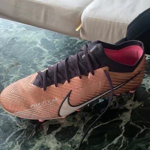 Nike mercurial - Säljer mina Nike Mecurial Vapor Elite som jag har använt i runt en månad, jättebra skick och köpta för 2600kr. Kan gå ner till 600 vid snabb affär🤝🏼 påse ingår ej Kan även bytas mot adidas speedportal