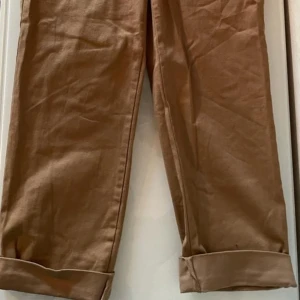 NYA byxor, Chinos straight  - Helt nya byxor från HM. Straight  Adjustable waist. 