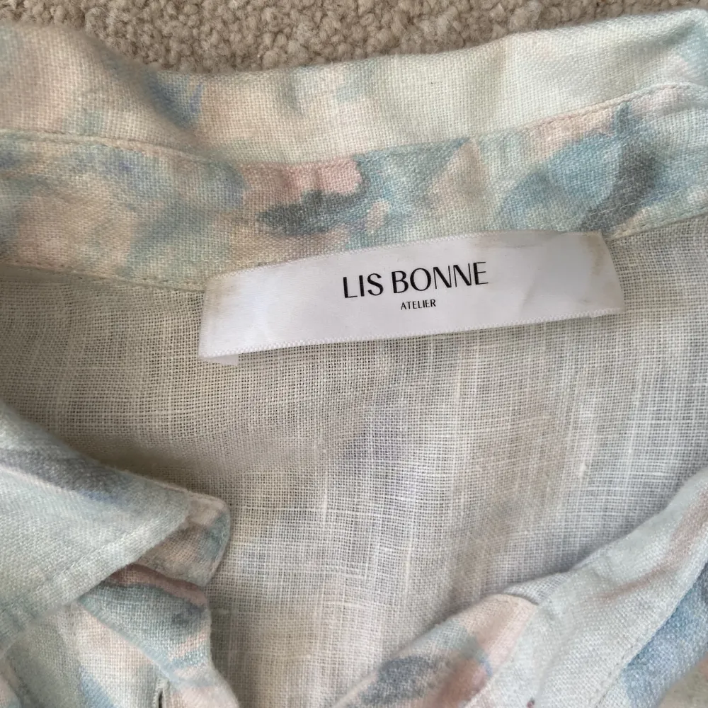 Jättefin skjorta ifrån Lis Bonne som tyvärr inte kommer till användning, mycket sparsamt använd! 🌸💖 storlek M . Skjortor.