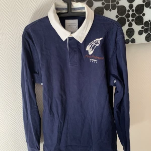 Tröja Peak Performance L - Herrtröja från Peak Performance i strl L. Endast använd ett fåtal gånger, därefter legat i garderoben. Mycket gott skick.