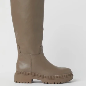 Stövlar  - Säljer mina stövlar från h&m. Använt fåtal gången så bra skick💗 Grön/beige/brun färg 