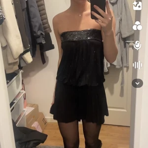 Klänning - Säljer denna snygga klänning! Så fin klänning från Jennifer Taylor men kommer inte till användning! Skriv gärna för fler frågor!💗