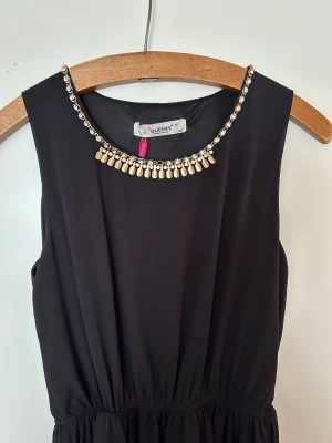 Klänning från Queens - Svart klänning i storlek s/m från Queens. Oanvänd.  Kortare fram till och längre där bak. 