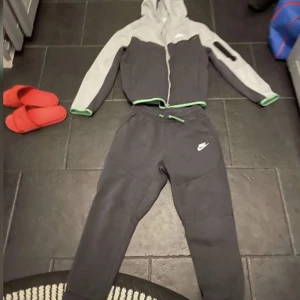 Nike teech fleece - Nike teech fleece använd ett fåtal gånger och i väldigt fint skick. Storlek 148-157.