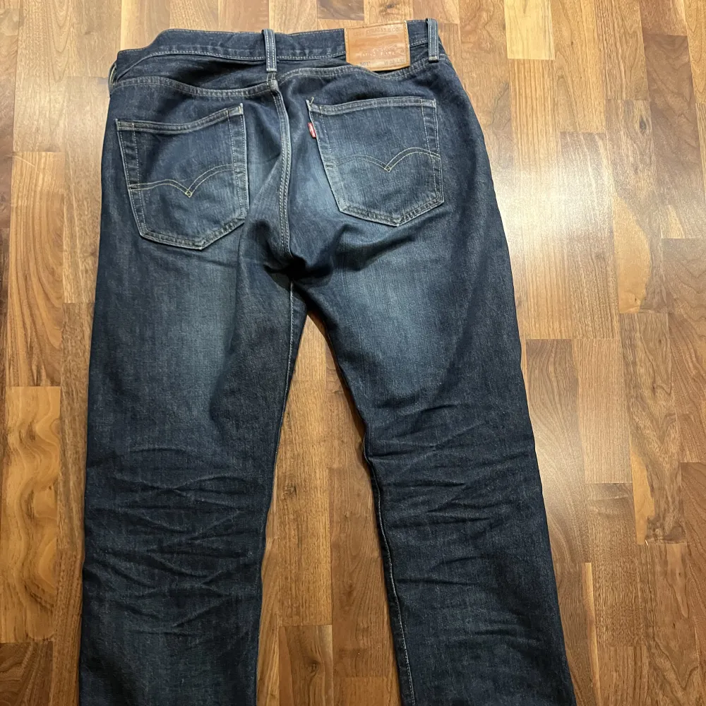 Levi’s jeans, bra skick och inga defekter. Passar mig bra som brukar köra 32 & 32 på jeans. . Jeans & Byxor.