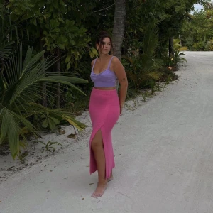 Rosa kjol 💗 - Assnygg stickad, rosa kjol från BikBok. Slutsåld! Aldrig använd.💗 pris kan gå att diskutera 