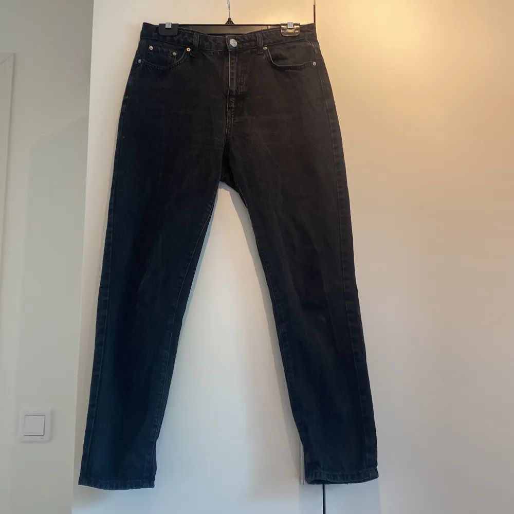 Svarta mom jeans från Gina tricot i storlek 40.   Köparen står för frakten🌸. Jeans & Byxor.