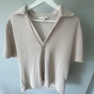 H&M topp  - Säljer denna jättefina toppen ifrån H&M som är perfekt nu till sommaren! 