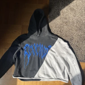 REVENGE Split Hoodie Embroided  - Köpt från Ettresex för längesen, används ej längre.  SIZE: S CONDI: 7/10 (inga hål eller stains, ba fading)  Pris kan diskuteras. PM om du vill ha fler bilder. 