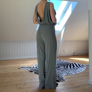 Grå byxdress - elegant byxdress i svalt, jätte skönt material och med öppen rygg🤍 perfekt till sommarens alla fester ✨