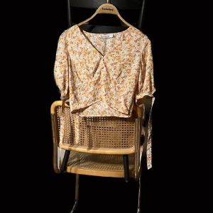 Somrig topp!  - Somrig topp köpt på second hand. Banden kan knytas fint! 