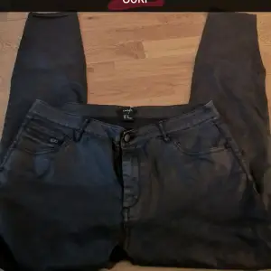 Stretchiga svarta jeans från lindex